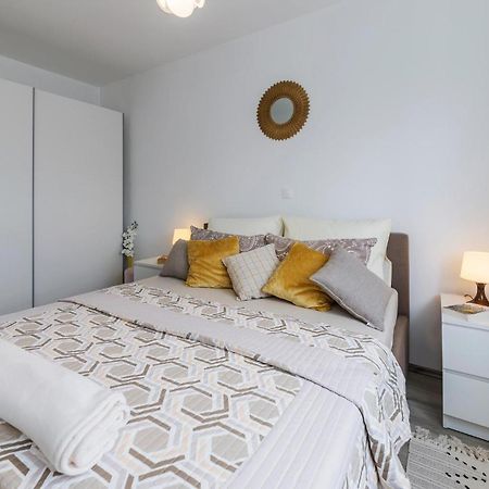 1 Bedroom Amazing Apartment In เปโรย ภายนอก รูปภาพ
