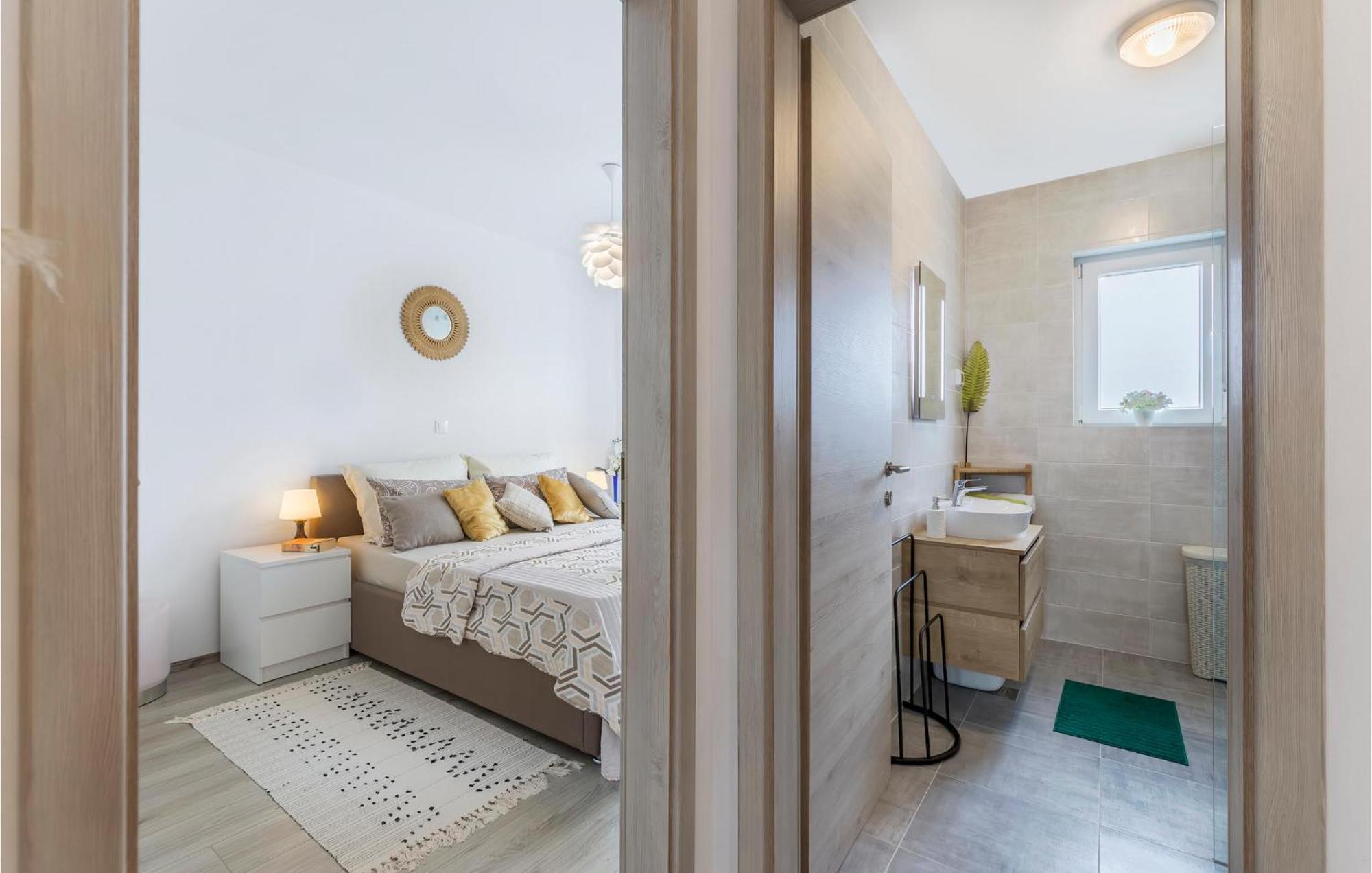 1 Bedroom Amazing Apartment In เปโรย ภายนอก รูปภาพ