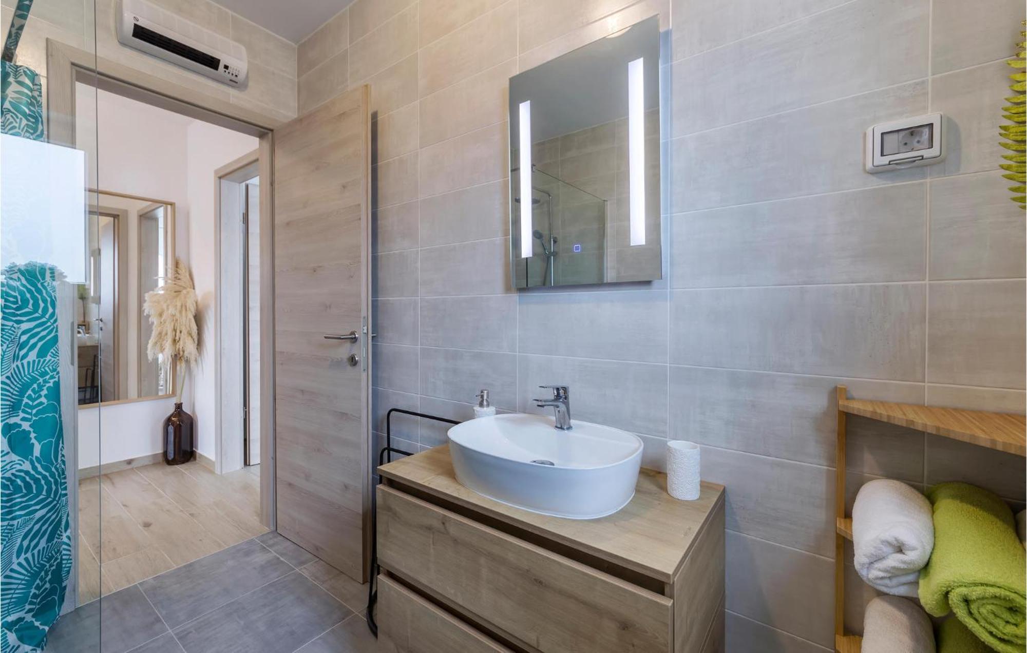 1 Bedroom Amazing Apartment In เปโรย ภายนอก รูปภาพ