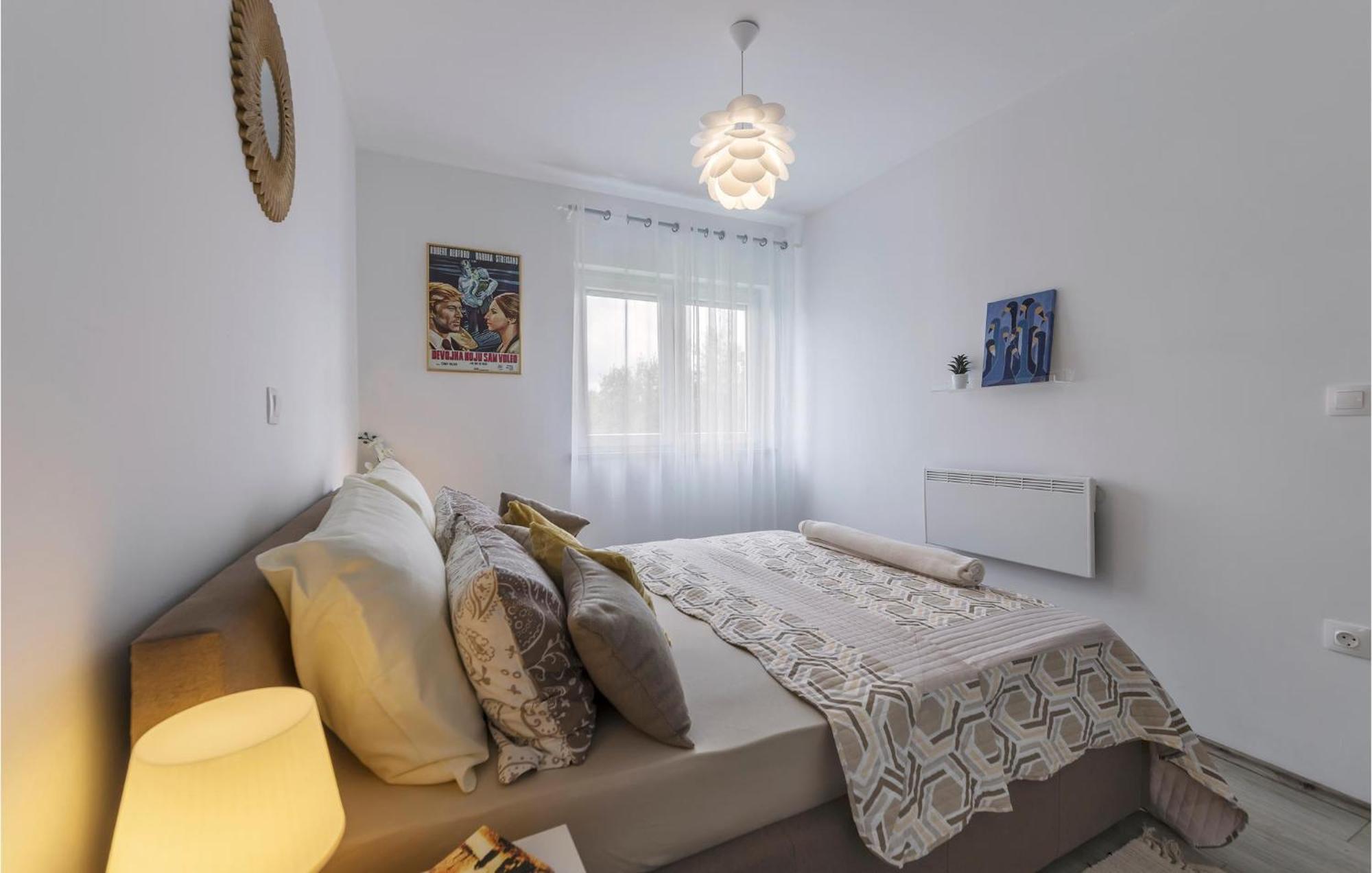 1 Bedroom Amazing Apartment In เปโรย ภายนอก รูปภาพ